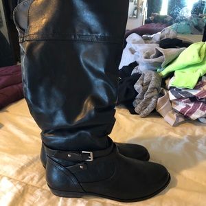 Maurice’s black boots